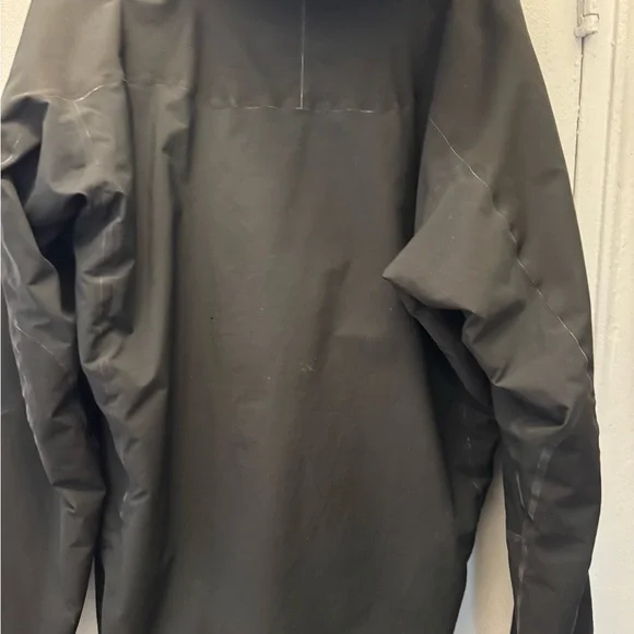 Patagonia Black Performance Jacket with Hood and Lightweight Design - Picture 12 of 13